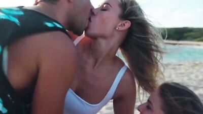 Threesome, friends’ dreams come true !