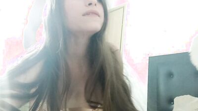 MI HERMANASTRO ME ENCUENTRA GRABANDOME Y ME DA VERGA BIEN DURO