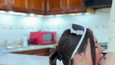 MUCAMA ARGENTINA ES COJIDA EN LA COCINA SE CORREN EN SU CARA