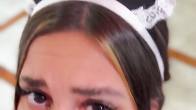 MUCAMA ARGENTINA ES COJIDA EN LA COCINA SE CORREN EN SU CARA