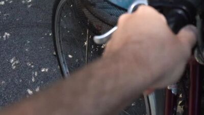 (DIA ITA) ragazzo NAPOLETANO MI APRE IL CULO dopo avermi aiutata CON LA BICI ????