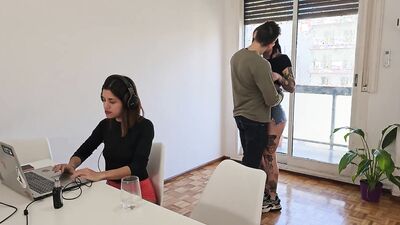 Amigas de leche - Me coji a su novio mientras ella trabajaba en la computadora