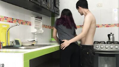 Me follo a mi hermanastra mientras lava la loza Cum -Doble - Porno en Español