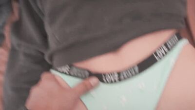 Hermanastra pequeña con suaves panties me deja follarle su dulce coñito depilado de nuevo!!