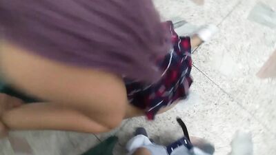 MI HERMANASTRA REBELDE ME MODELA EN FALDITA PROVOCANDO QUE TERMINEMOS FOLLANDO Y SABORIANDO SUS DELI