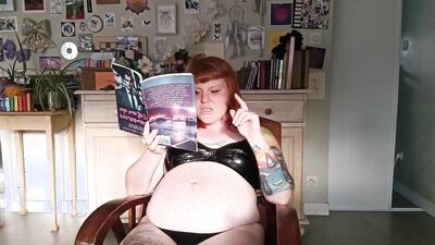 Vends-ta-culotte - Sexy curvy girl reading an erotic story in lingerie