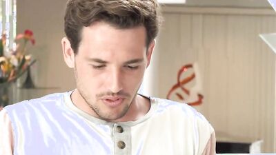 Delivery turns into a step-sibling bang (Victoria Voxxx)