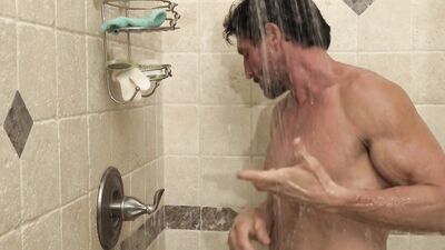 Dani Love Stepdaughter Bath - Tommy Gunn