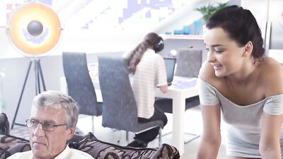 Daddy4K. Tempting Boyfriend Se Termine Pour Erica Black Avec Des Relations Sexuelles Avec Son Beau-Pï¿½Re (Old Man)