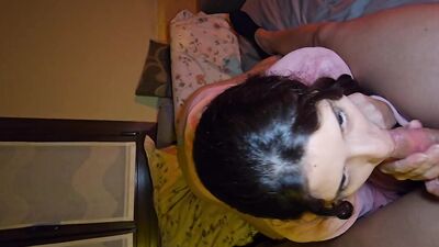 I give my boyfriend a delicious footjob and in return he eats my pussy very HOT